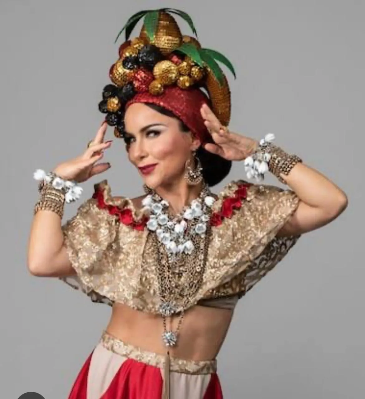 Amanda Acosta como Carmen Miranda no musical