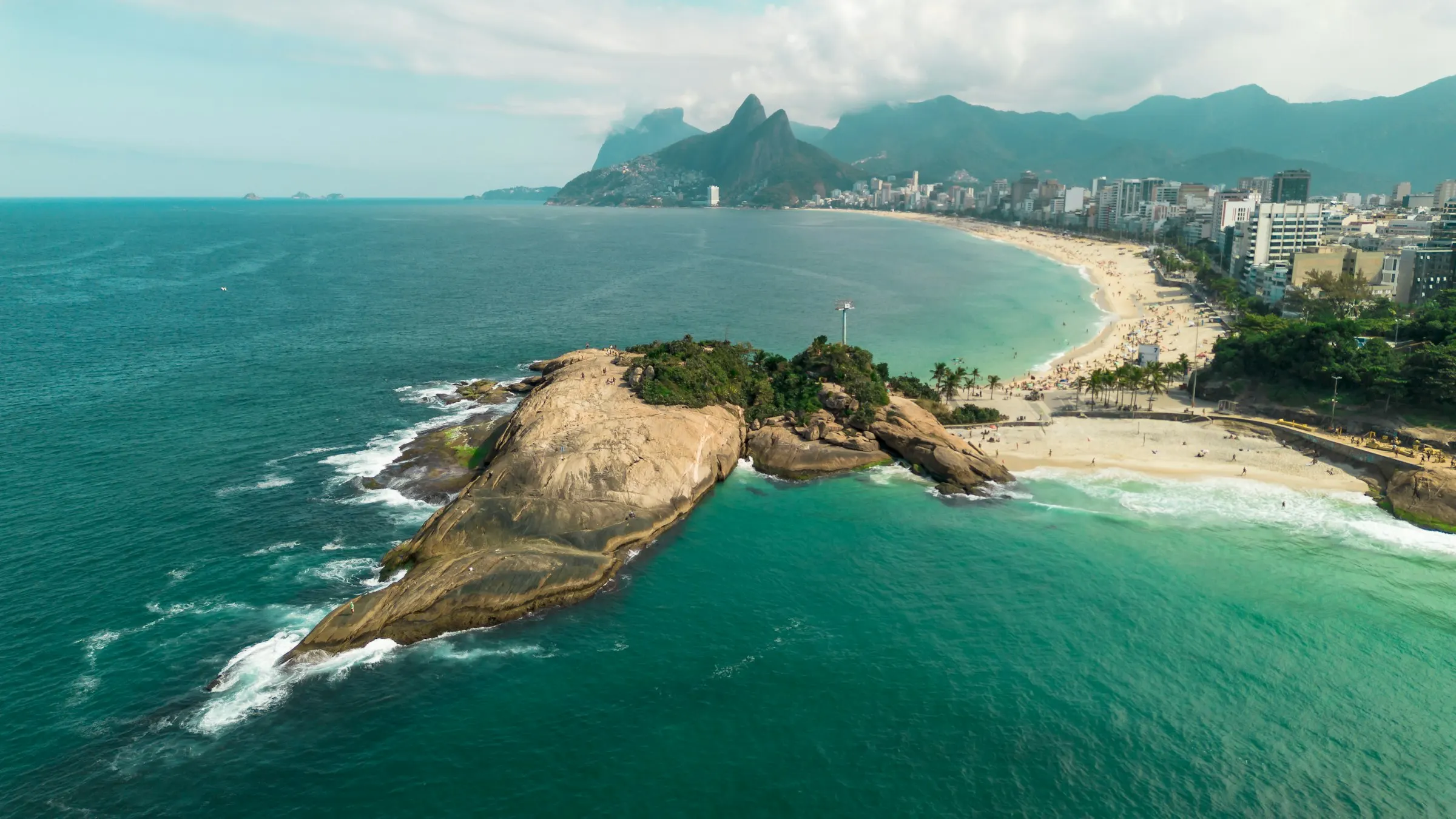 Vista aérea da Pedra do Arpoador e da praia de Ipanema, no Rio de Janeiro, com os Dois Irmãos ao fundo